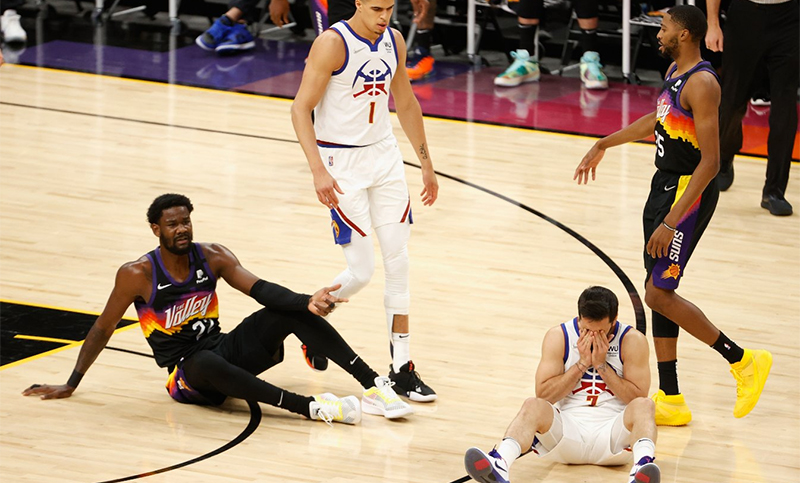 Denver tuvo un partido para el olvido ante Phoenix y complicó seriamente sus chances