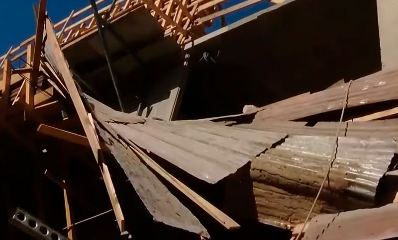 Dos obreros cayeron desde una obra en construcción y uno se encuentra muy grave