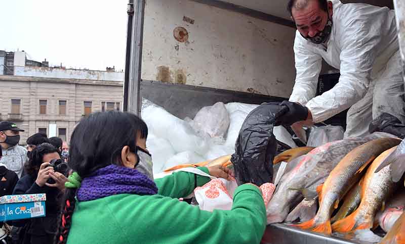 Realizan el primer «pescadazo» frente al Congreso: directo al consumidor