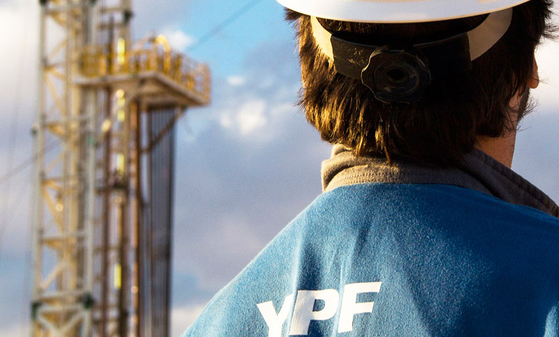 Los trabajadores de YPF celebran los 99 años de la empresa