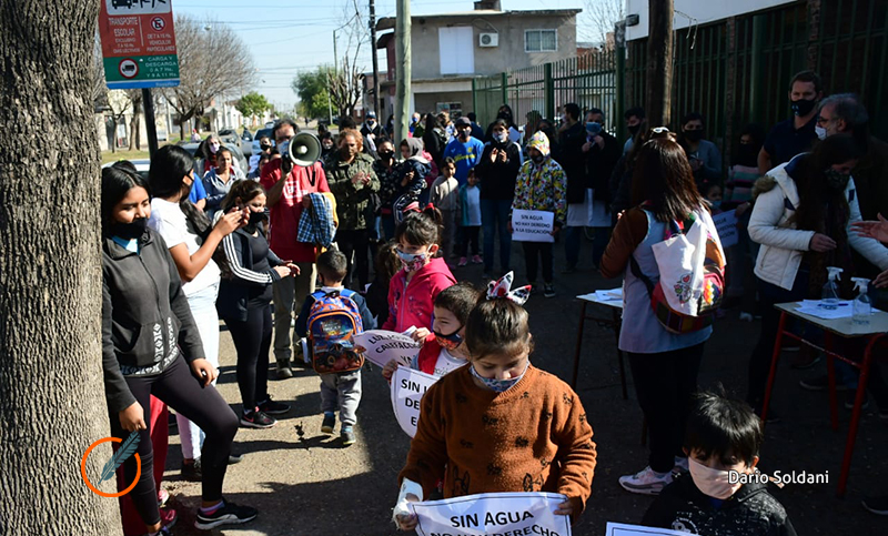 Abrazo solidario a una escuela de zona sur por falta de luz, gas y agua