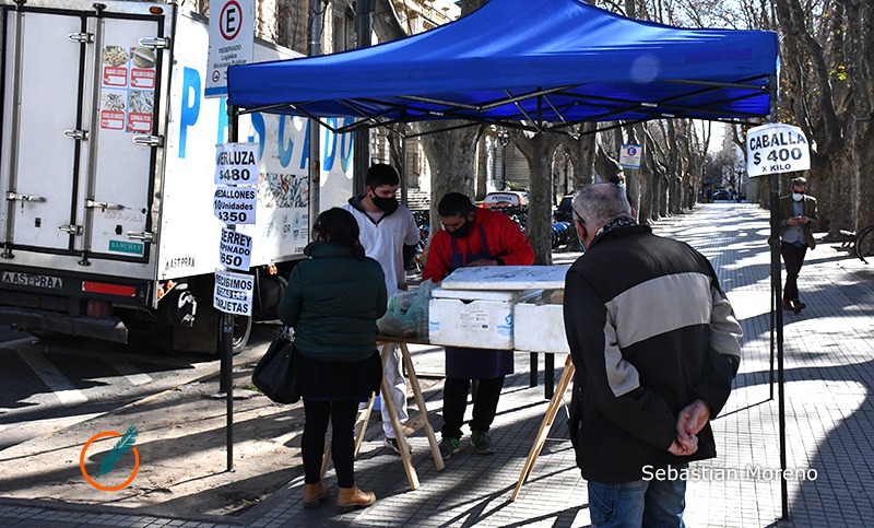 Del productor al consumidor: volvió la pescadería móvil con precios populares