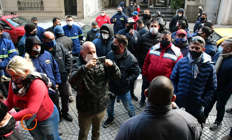 Afiliados a la obra social de Camioneros reclaman contra el corte del servicio médico
