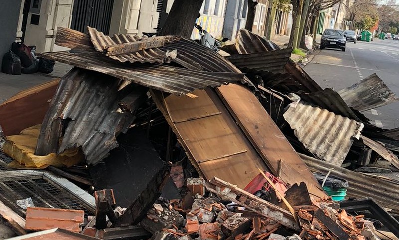 Un incendio destruyó tres casas en barrio Refinería