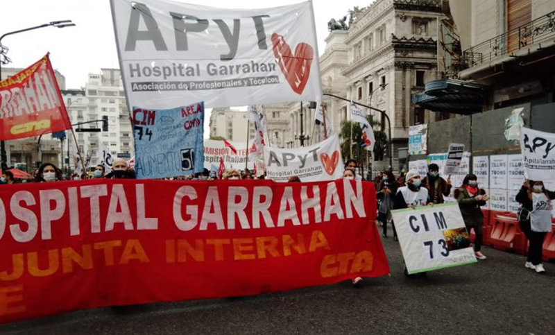 Trabajadores del Garrahan pararon y marcharon en reclamo de mejoras salariales