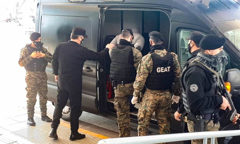 Detienen a cuatro policías por la muerte de un hombre mientras estaba arrestado