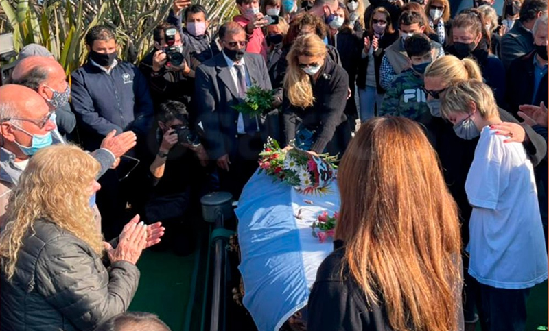 Con un velatorio íntimo en Santa Fe, familiares y amigos despidieron a Reutemann