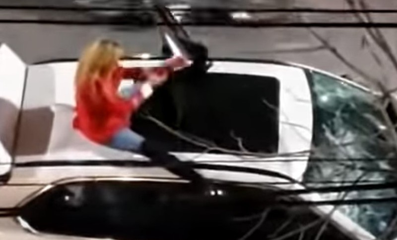 Video: una mujer destruyó una camioneta con un matafuegos en una avenida de Santa Fe