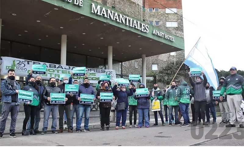 Trabajadores de Torres de Manantiales protestaron frente al complejo ante el anuncio de cierre
