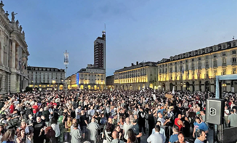 Protestas en Turín contra la vacunación anticovid obligatoria para acceder a espacios cerrados