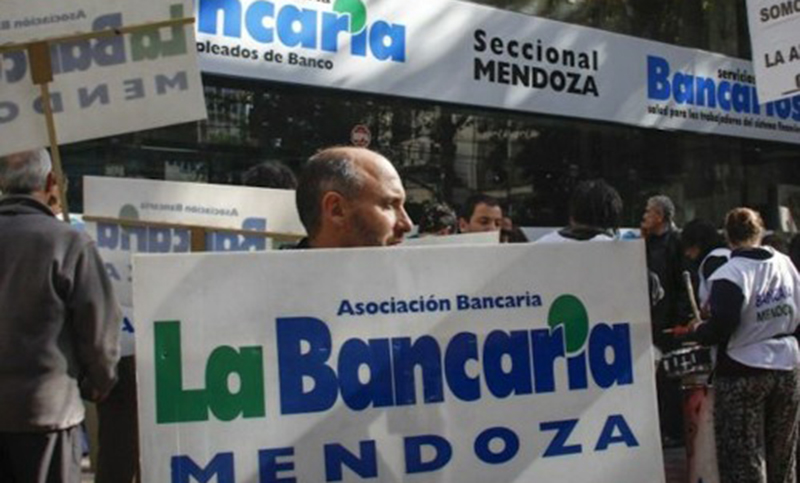 Bancarios denuncian despidos encubiertos e intento de cierres en Mendoza