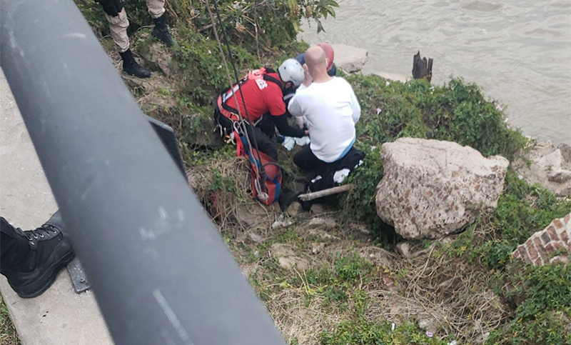 Puerto Norte: intentó salvar a un perro que se ahogaba y cayó por la barranca