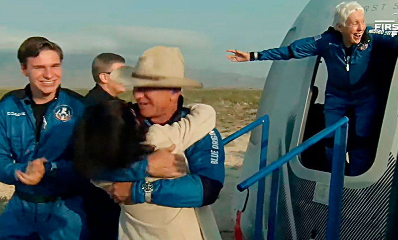 Jeff Bezos, el hombre más rico del mundo, viajó diez minutos al espacio
