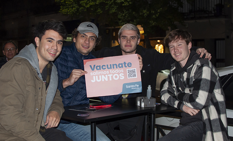 En los barrios de día y en bares de noche, la provincia promueve la vacunación de los más jóvenes