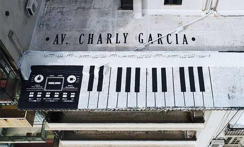 Charly García tiene ahora un mural homenaje en la terraza de su propio edificio