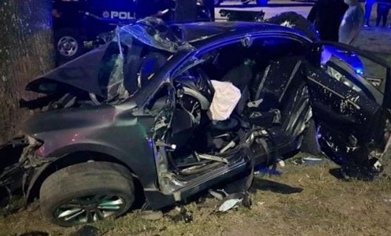 Tres personas murieron al chocar un auto contra un árbol en Santa Fe