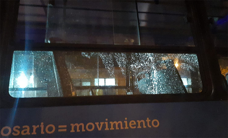 Atacaron a piedrazos un colectivo de la línea 103 que circulaba con pasajeros