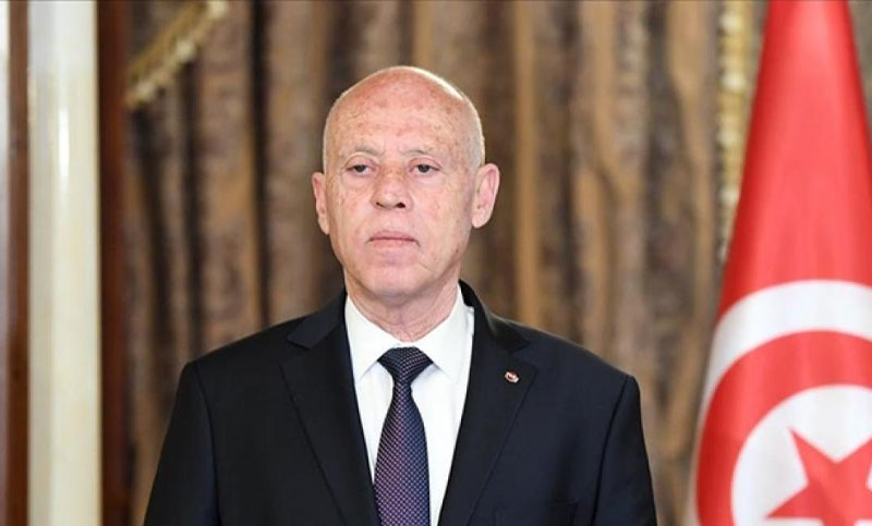 El presidente de Túnez destituyó al primer ministro y cerró el parlamento