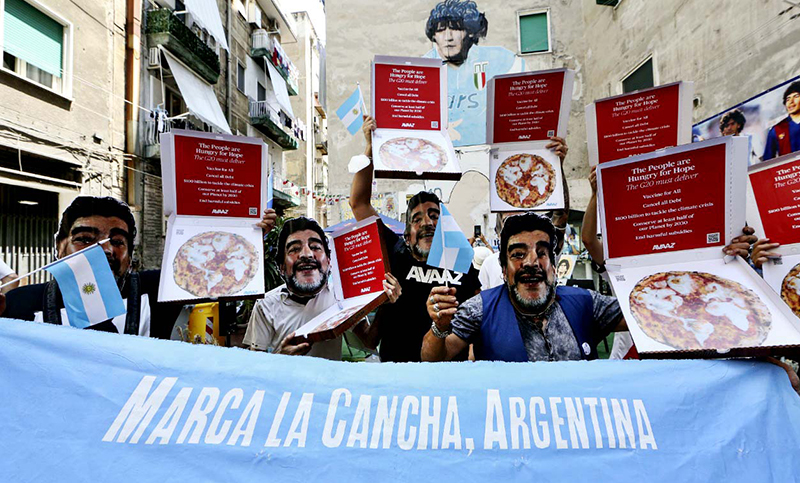 Activistas marchan con máscaras de Maradona para que las naciones ricas paguen su deuda ecológica
