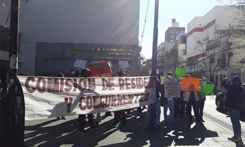 Protesta de residentes por mejores condiciones de formación, remuneración y cargos rentados