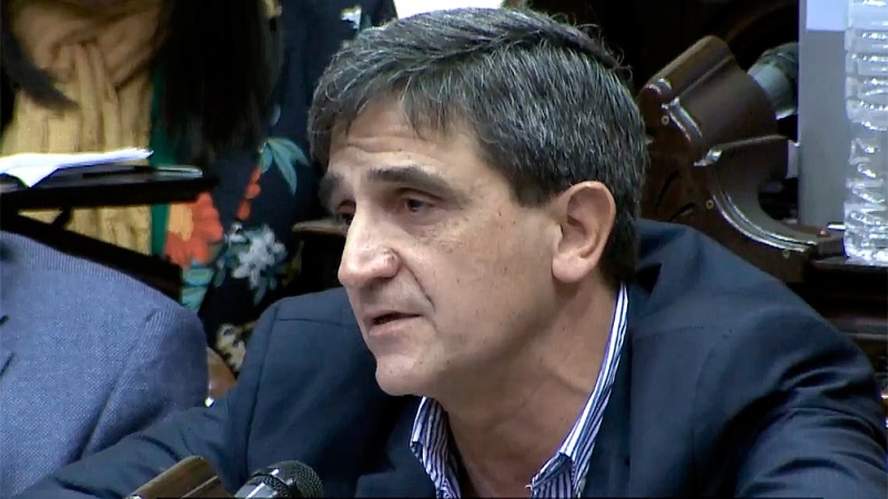 Yedlin criticó a la oposición por no apoyar el DNU que modifica la Ley de Vacunas