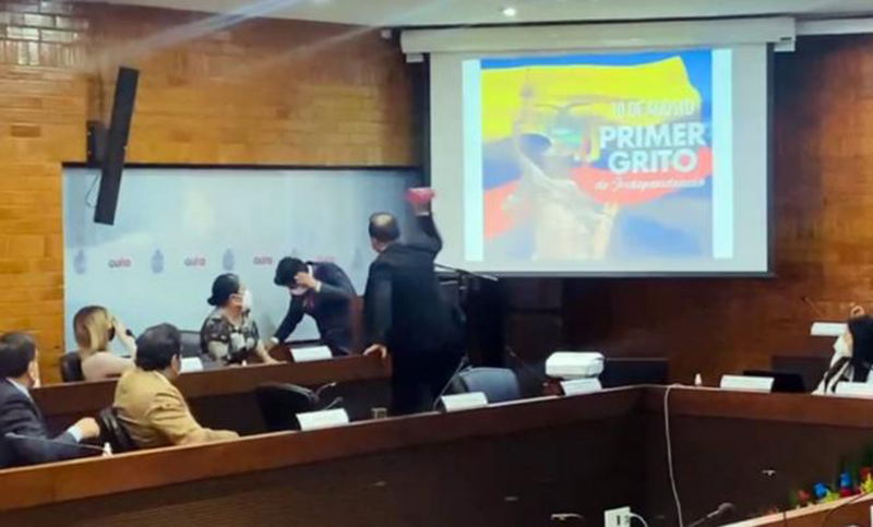 En pleno discurso, le tiraron un vaso de agua en la cara al alcalde de Quito
