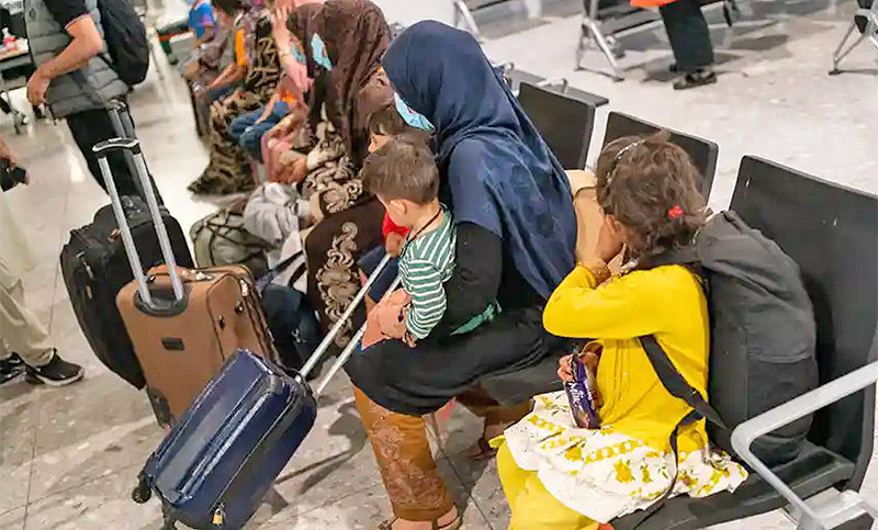 Según la Cruz Roja, los refugiados afganos llegaron descalzos y temblando al aeropuerto de Londres