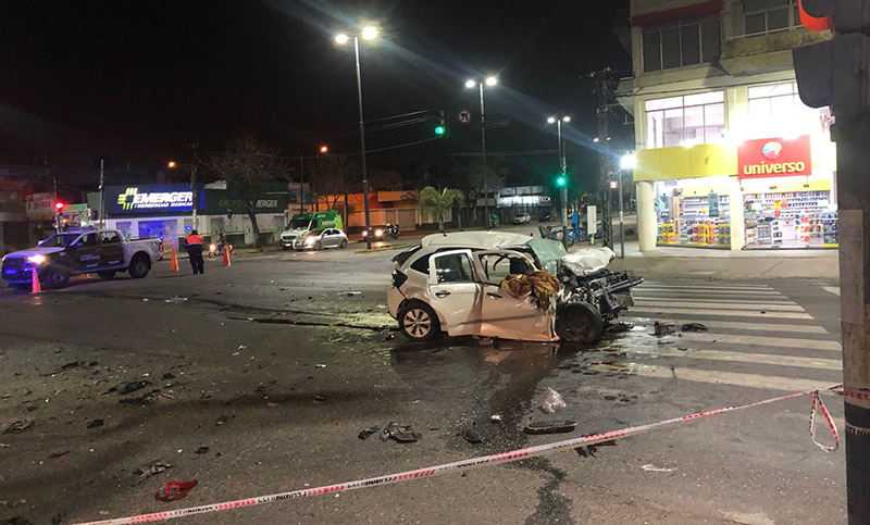 Dos jóvenes murieron tras chocar con un micro en Eva Perón y Provincias Unidas