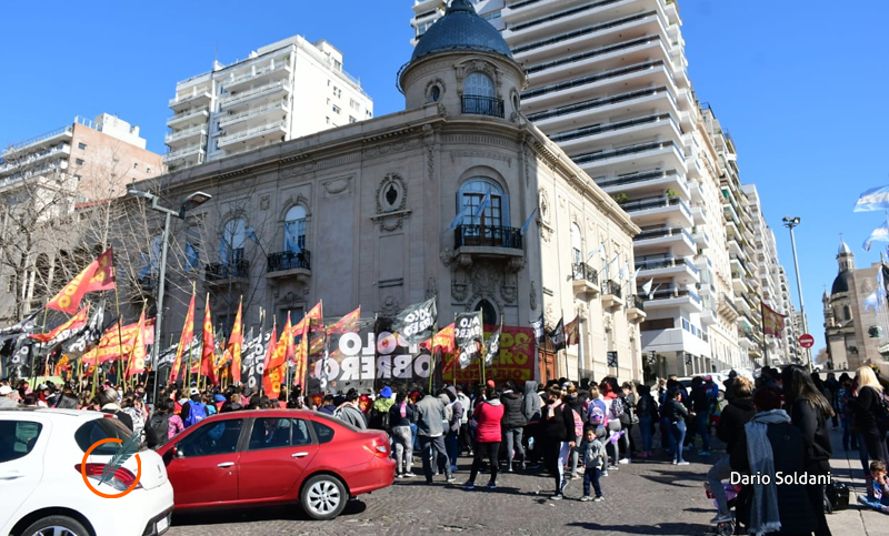 Manifestación frente al Concejo contra el aumento del boleto de transporte