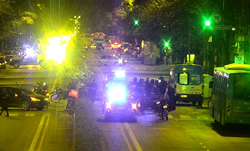 Una policía fue hospitalizada al chocar en medio de un operativo