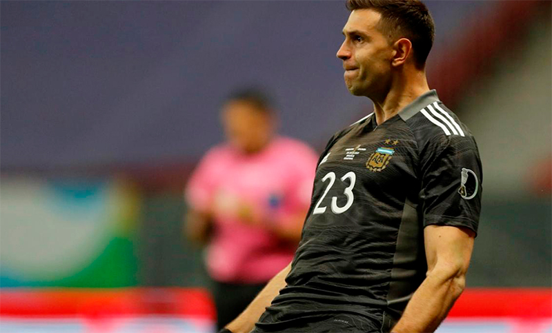 Dibu Martínez desafía a la Premier League y confirmó que jugará las Eliminatorias