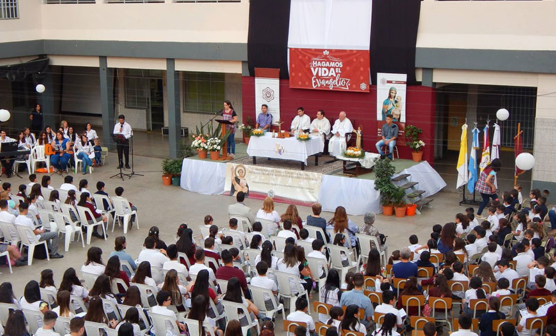 Apartan del cargo a profesor de catequesis por mostrar fotos íntimas a alumnas
