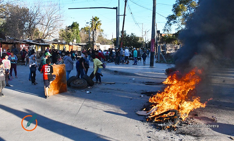 Vecinos de barrio La Sexta se manifestaron contra el desalojo de dos familias