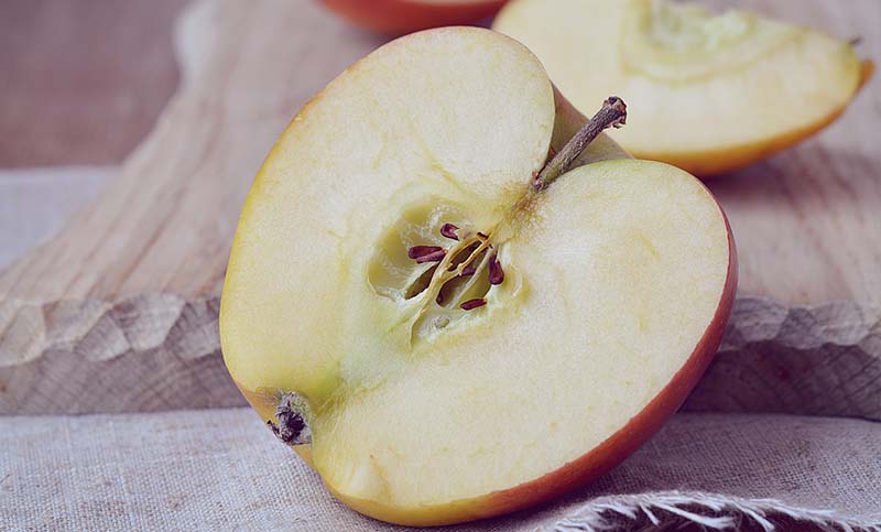 ¿Cómo mantener las manzanas frescas después de cortarlas?