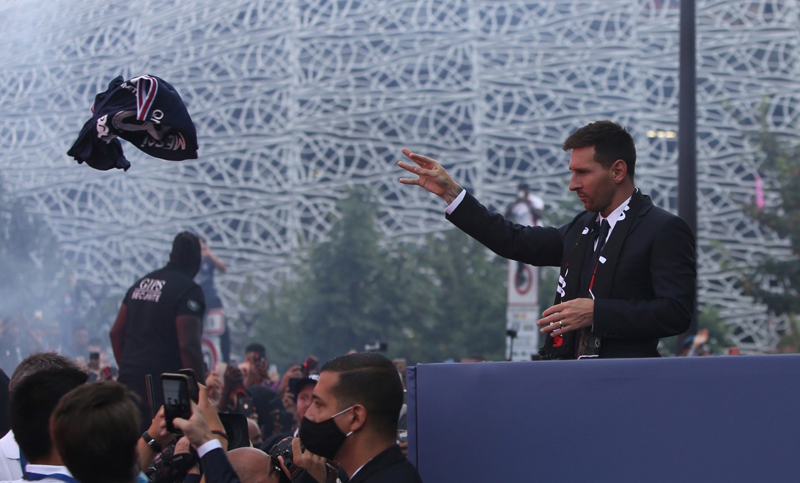 Messi saludó a una multitud de hinchas y les regaló su camiseta «30»