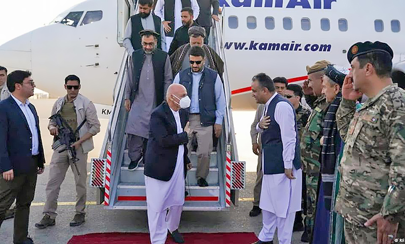 El presidente afgano visita una ciudad asediada por los talibanes, que siguen ganando terreno