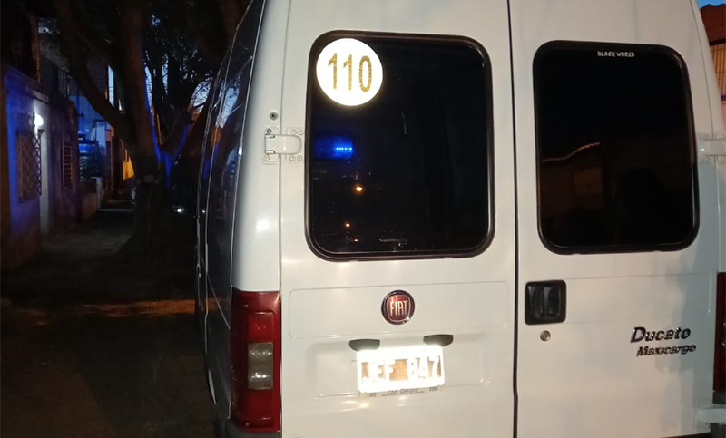 Pasaron y dispararon cinco veces contra un vehículo a plena luz del día