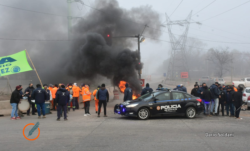 Protesta de la Uocra por paralización de la obra de calle Jorge Newbery