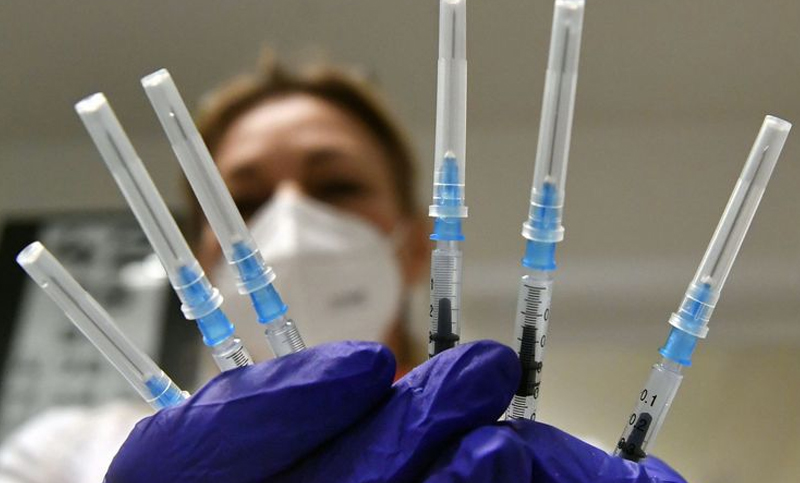 Francia hace caso omiso a la OMS y aplicará tercera dosis de vacunas en algunos pacientes