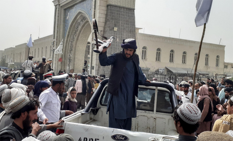 Momentos de violencia y tensión tras la suspensión de todos los vuelos comerciales en el aeropuerto de Kabul