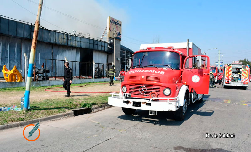 Grave incendio en el galpón de una empresa de maquinarias viales