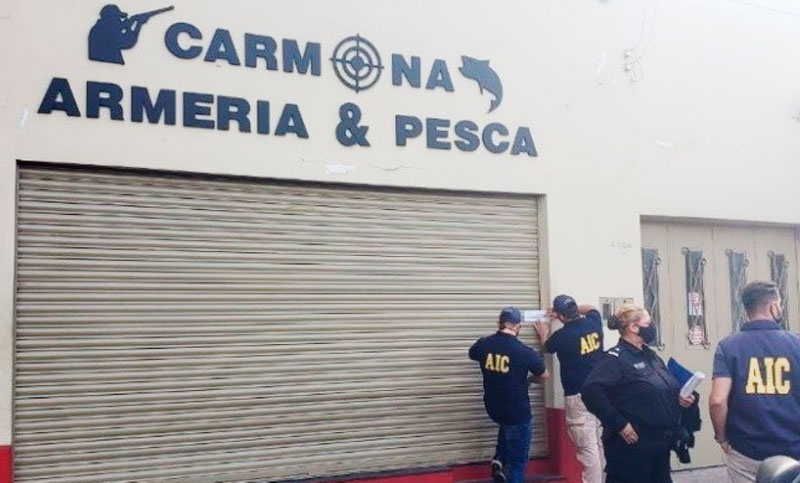 Allanan una armería y detienen al dueño por venta ilegal de armas
