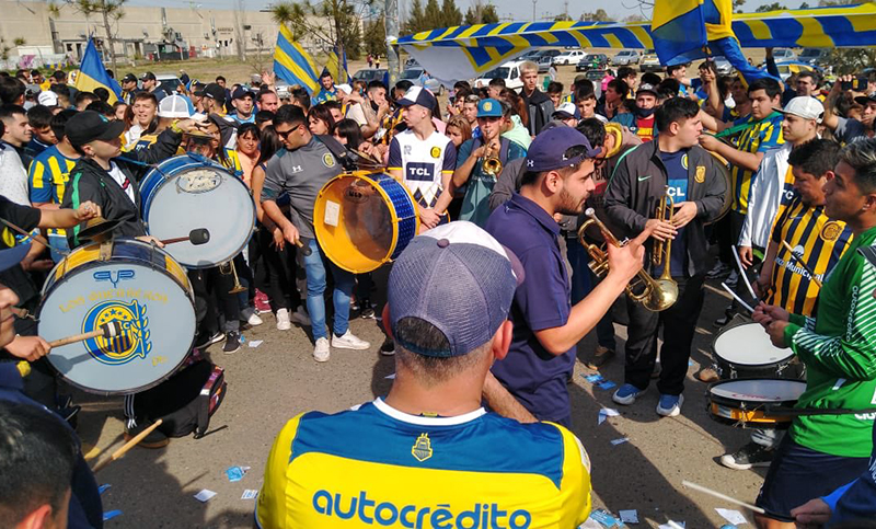 Hinchas de Central se juntaron sin protocolos para despedir a su equipo