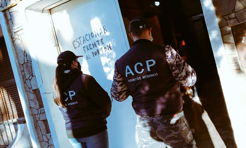 Dos policías detenidos y una comisaría allanada en una investigación por venta de armas