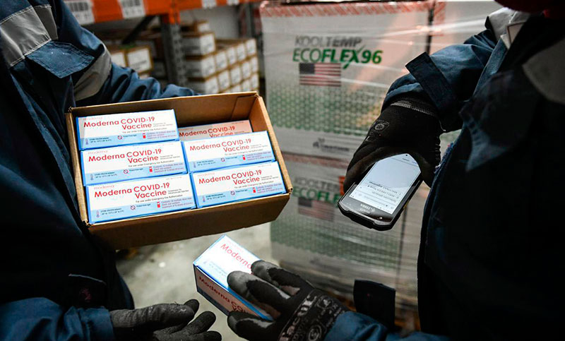 Covid: distribuyen 1,5 millones de vacunas de Moderna para combinación