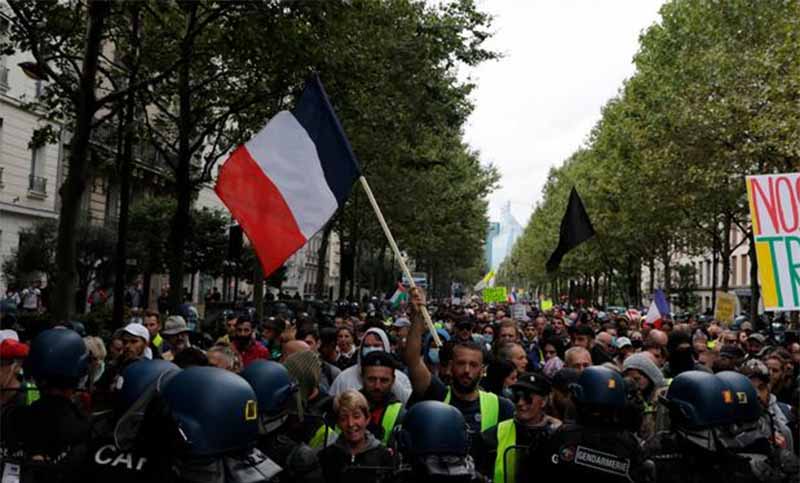 Francia: otra multitudinaria marcha contra Macron por el pase sanitario