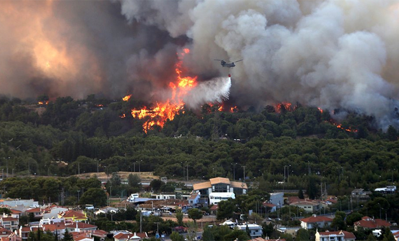 Evacuan a habitantes de tres pueblos y Atenas se cubre de humo negro por incendios