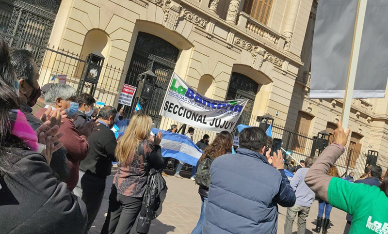 Bancarios jujeños marcharon contra liquidación de Banco de Desarrollo