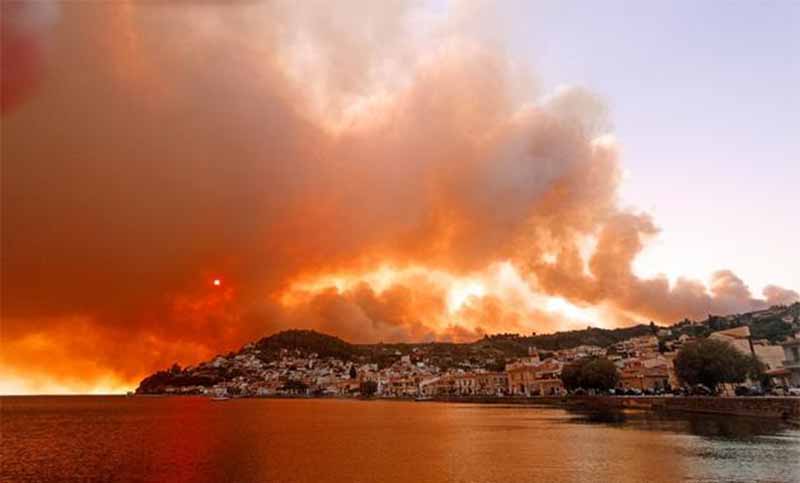 Voraces incendios avanzan en localidades de Grecia en medio de la peor ola de calor
