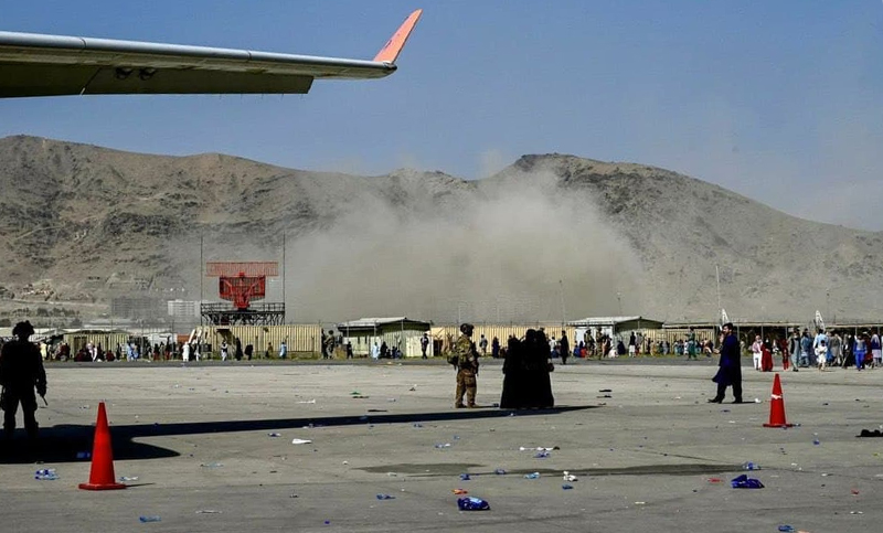 Explosiones en el aeropuerto de Kabul dejaron decenas de muertos